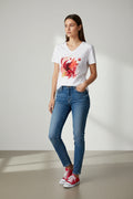 Damen T-Shirt in weiß  mit V-Ausschnitt und abstraktem roten Kunstmotiv