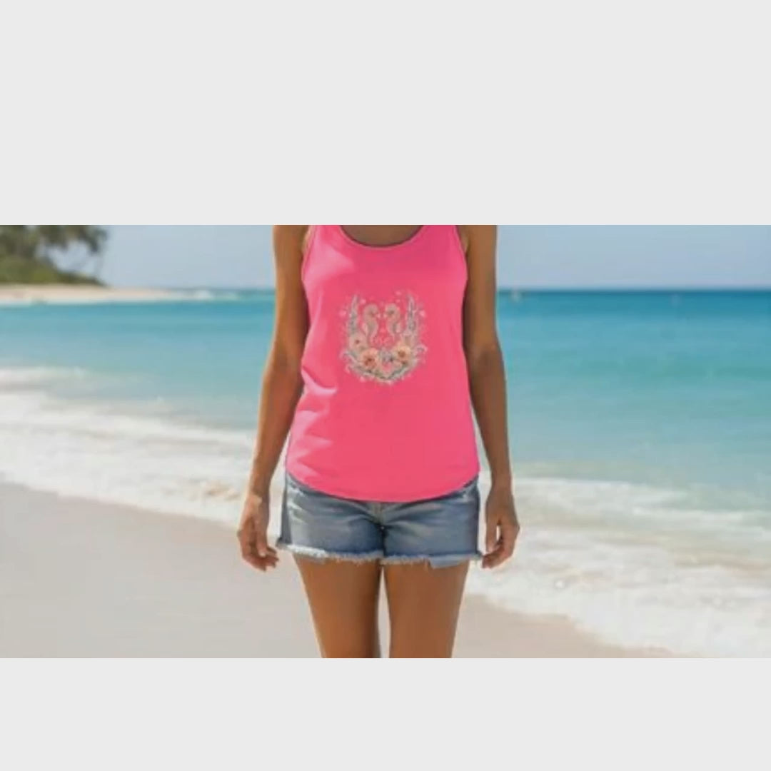 Frau mit Trägershirt in Neonpink mit Seepferdchenmotiv am Strand, personalisierbar
